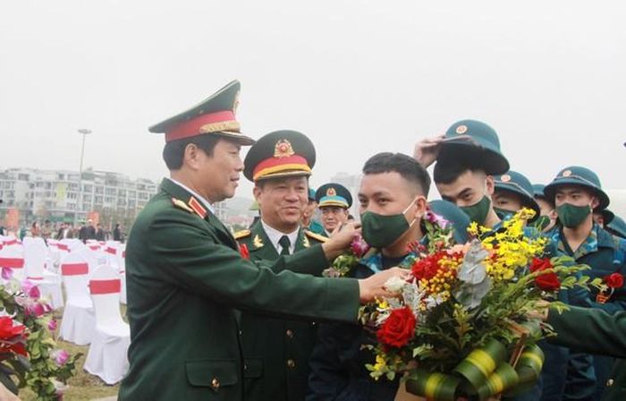 Thượng tướng Nguyễn Tân Cương, Tổng Tham mưu trưởng Quân đội Nhân dân Việt Nam, Thứ trưởng Bộ Quốc phòng động viên tân binh nhập ngũ - Ảnh: Báo TNMT