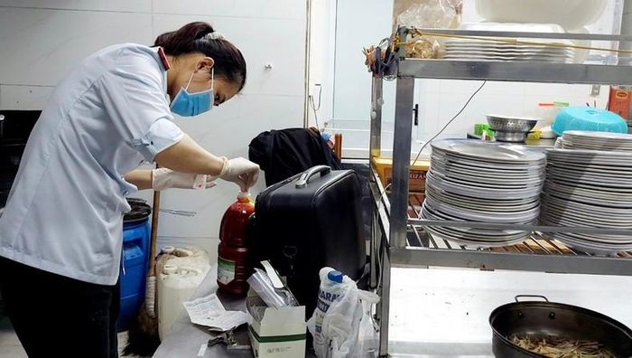  Cán bộ Chi cục An toàn vệ sinh thực phẩm Hải Dương xét nghiệm mẫu thực phẩm và đồ uống có cồn. 
