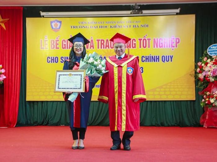 Thùy Dung nhận giấy khen cho sinh viên tốt nghiệp thủ khoa từ TS. Nguyễn Văn Khoát – Hiệu trưởng Trường Đại học Kiểm sát Hà Nội.