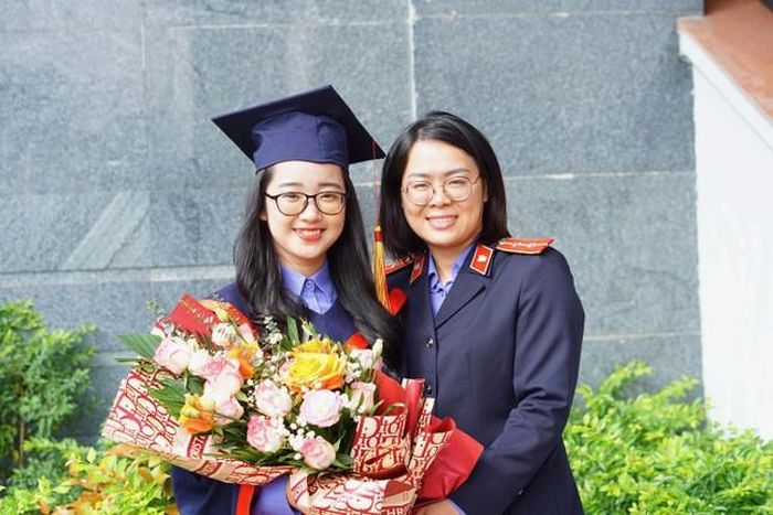 Thùy Dung và ThS. Phan Vũ Tuyết Mai - cô giáo chủ nhiệm khóa đại học.