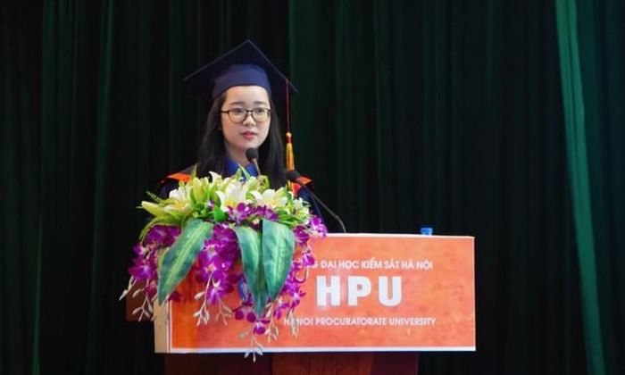 Đại diện sinh viên Khóa 6 phát biểu trong Lễ bế giảng và trao bằng Cử nhân.