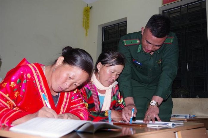 Cán bộ Đồn Biên phòng Si Pha Phìn tham gia lớp xóa mù chữ tại xã Phìn Hồ, huyện Nậm Pồ, tỉnh Điện Biên. Ảnh: Anh Dũng