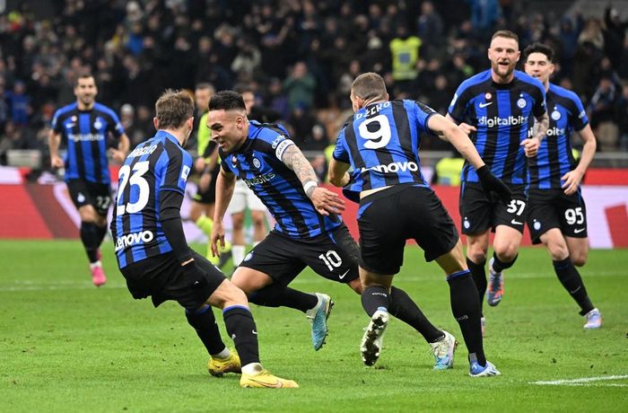 Phút 34, Lautaro Martinez đón bóng từ đường chuyền của Calhanoglu để đánh đầu hiểm hóc vào góc gần để mở tỉ số trận đấu.
