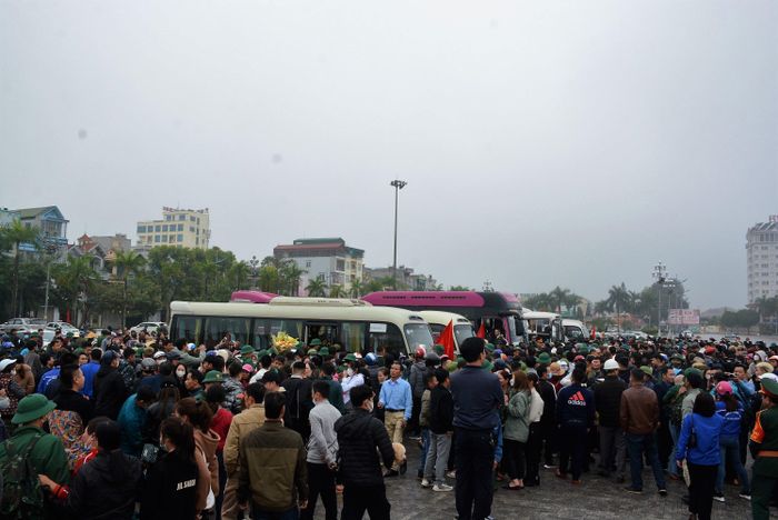 Chính quyền và thân nhân tiễn đưa các tân binh lên đường làm nhiệm vụ bảo vệ Tổ quốc.