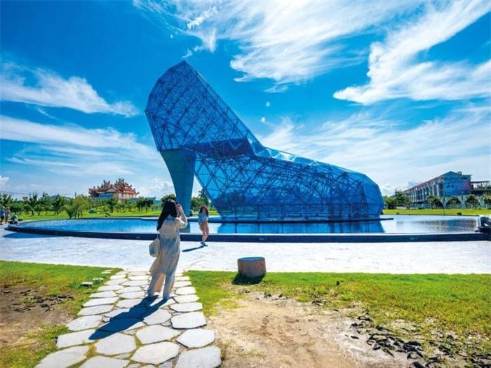Nhiều du khách đến check-in tại công trình độc đáo này.