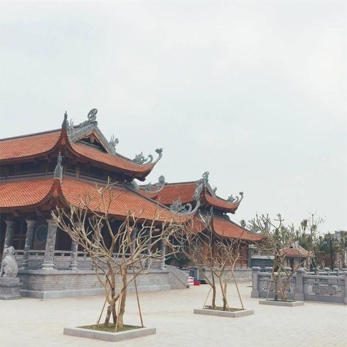 Khuôn viên rộng lớn với nhiều công trình kiến trúc cổ kính. (Ảnh: huongthao_)