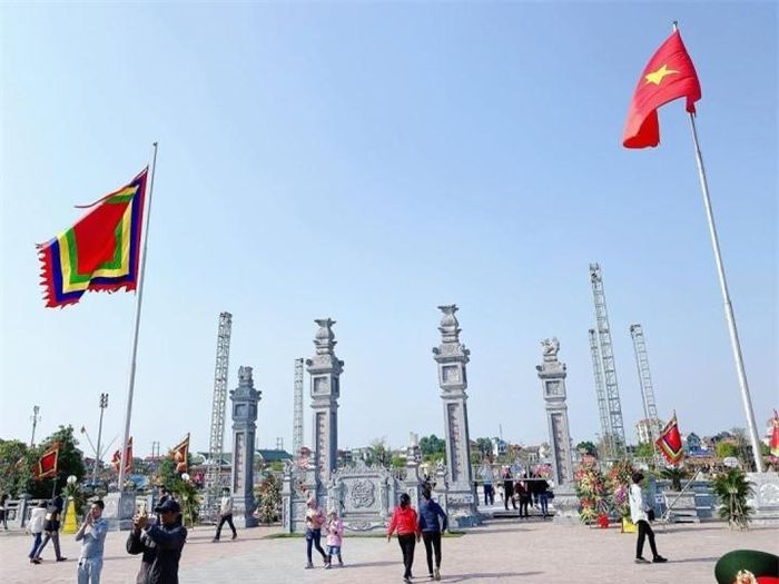 Đền Xương Giang trở thành địa điểm tham quan và chiêm bái của người dân. (Ảnh: muabui239)