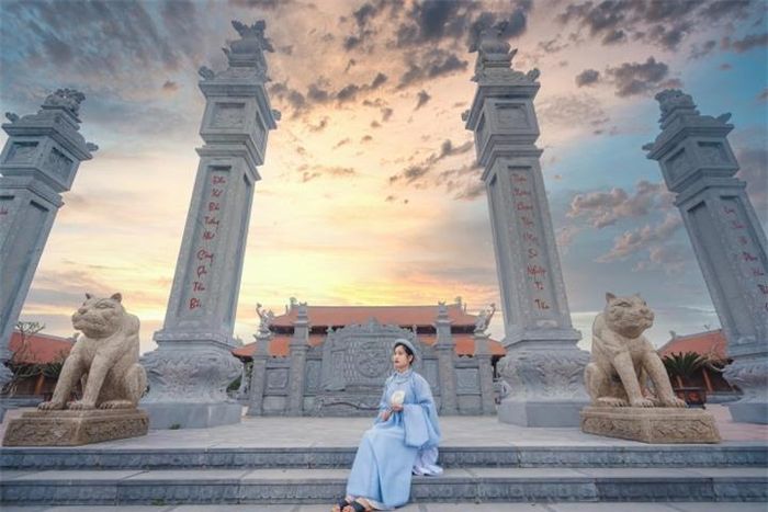 Nơi đây cũng là địa điểm yêu thích của giới trẻ để chụp các bộ ảnh mang phong cách Việt phục. (Ảnh: Lê Ngọc Hân)
