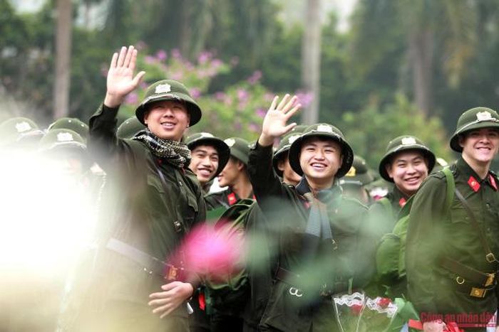 Các tân binh nghĩa vụ CAND với niềm vui trong ngày nhập ngũ. Được biết trong tổng số hơn 800 công dân Hà Nội thực hiện nghĩa vụ CAND có 740 tân binh được giao về Công an Hà Nội và huấn luyện tại Trung tâm Huấn luyện và Bồi dưỡng nghiệp vụ...