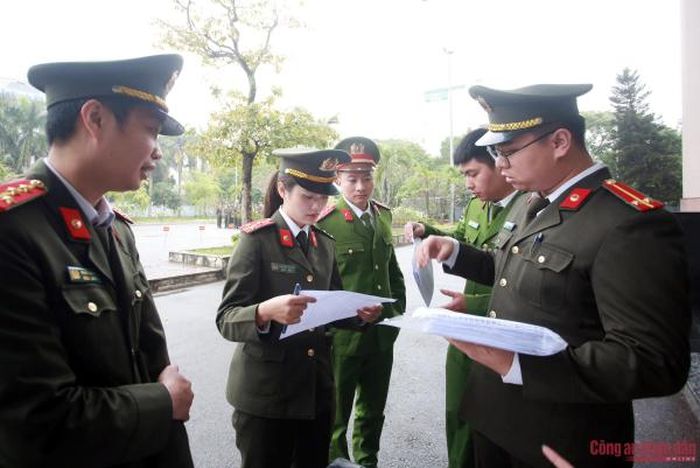 Công tác kiểm tra quân số tân binh được thực hiện khẩn trương.