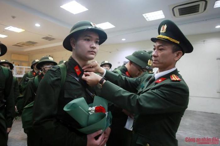 Được biết, công dân thực hiện nghĩa vụ tham gia CAND sẽ được huấn luyện theo chương trình, kế hoạch huấn luyện của Bộ Công an; tiếp cận các kiến thức cơ bản về chính trị, pháp luật, nghiệp vụ cơ sở, điều lệnh, quân sự, võ thuật CAND; chức năng, nhiệm vụ, quyền hạn của lực lượng CAND; vận dụng được kiến thức nghiệp vụ chuyên môn trong thực hiện nhiệm vụ được giao.
