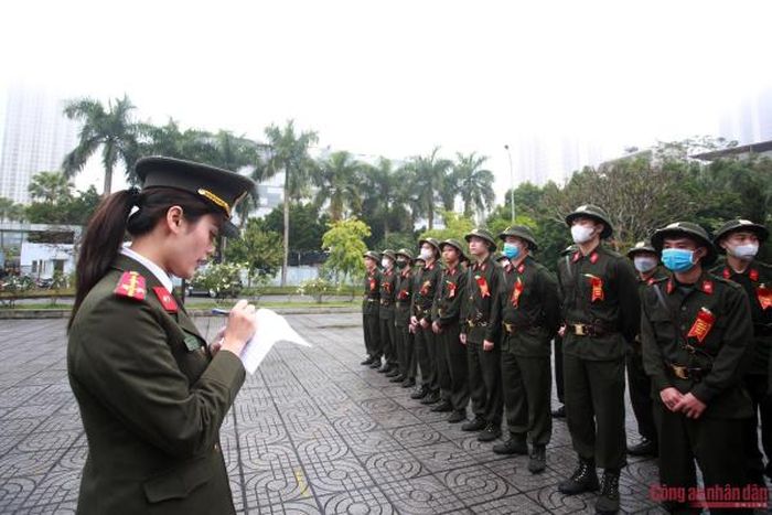 Các tân binh nghe phổ biến nội dung, quy chế. Từng người được gọi tên phân chia theo đại đội để đảm bảo công tác huấn luyện và quản lý.