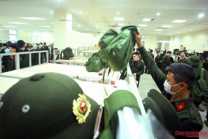 Các tân binh nhận các vật dụng sinh hoạt hàng ngày và trở về giường sắp xếp quân trang theo hướng dẫn của cán bộ phụ trách tại Trung tâm huấn luyện.