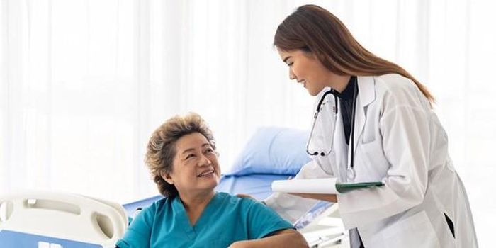Người bệnh có thái độ lạc quan, suy nghĩ tích cực, quá trình điều trị ung thư sẽ thuận lợi hơn. Ảnh minh họa.
