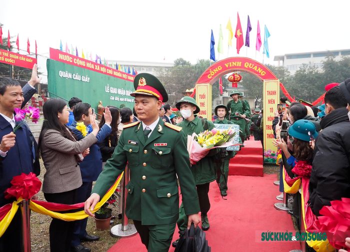 Khoảnh khắc các tân binh bước qua cổng vinh quang.