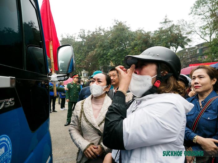 Cảm xúc nghẹn ngào trong giây phút chia tay