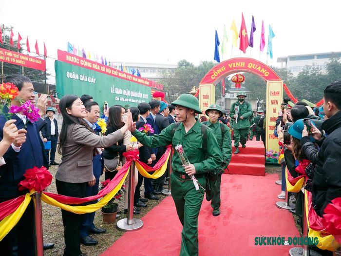 Lễ giao nhận quân năm 2023 của Hà Nội diễn ra vào sáng 6/2 trên khắp 30 quận, huyện, thị xã của thành phố. Trong năm 2023, Hà Nội có hơn 4.200 tân binh lên đường nhập ngũ, trong đó có 3.500 công dân nhập ngũ quân đội, hơn 700 công dân thực hiện nghĩa vụ công an nhân dân.