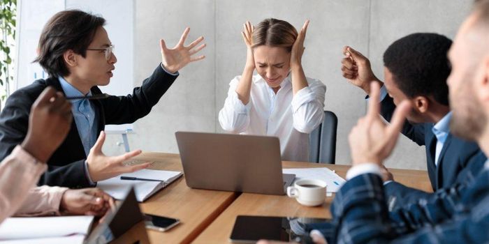  Khi xung đột tại nơi làm việc phát sinh, bạn hãy dành thời gian để nói chuyện với đồng nghiệp. Đây là cơ hội để mọi người chia sẻ sở thích về giao tiếp, văn hóa và phong cách làm việc. Ảnh: Acacia EAP. 
