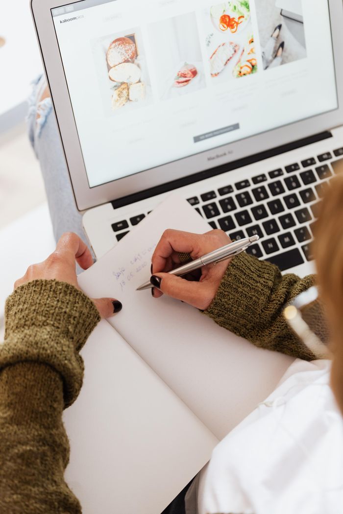  Vạch rõ giới hạn làm việc giúp bạn tránh được vòng áp lực từ workaholic. Ảnh minh họa: Karolina Grabowska/Pexels. 