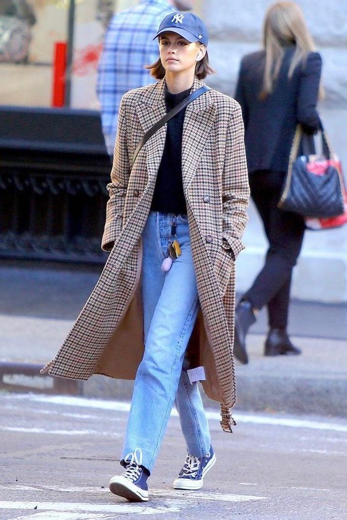 Măng tô, mũ lưỡi trai và sneakers luôn phù hợp với quần jean. Ảnh minh họa: Who What Wear.