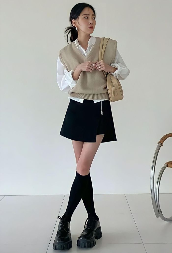 Sơ mi trắng kết hợp hoàn hảo cùng gile cho ngày lạnh. Ảnh minh họa: Keely.