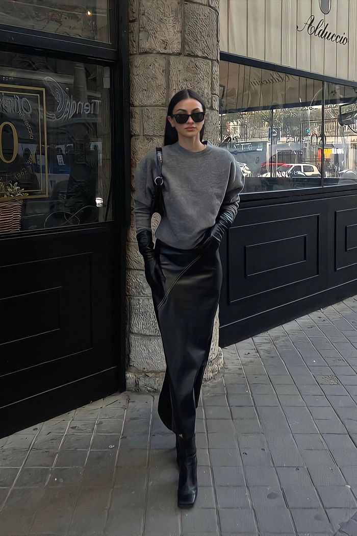 Bản phối chân váy suông cùng áo dài tay và boots giúp bạn có một outfit sành điệu. Ảnh minh họa: @merilozanop.
