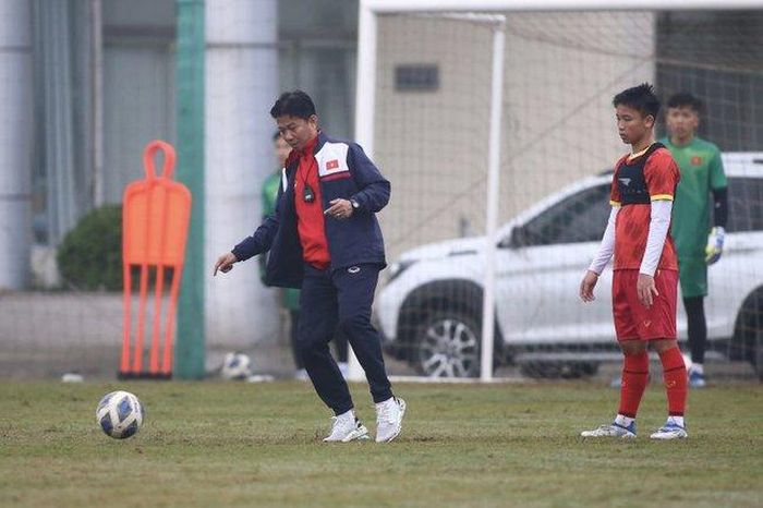 HLV Hoàng Anh Tuấn thị phạm cho các cầu thủ U20 Việt Nam trên sân tập. Ảnh: VFF