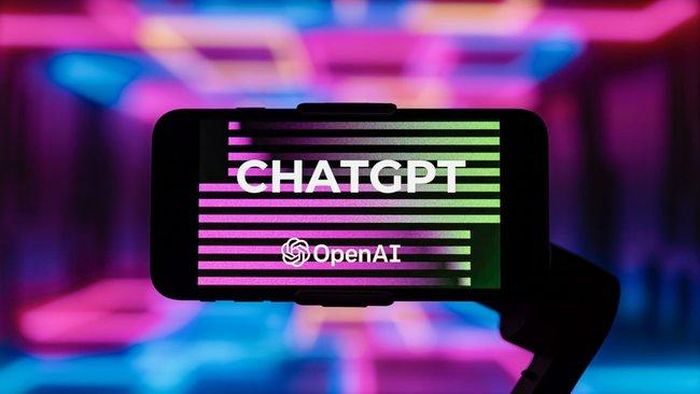 Những thông tin ChatGPT đưa ra khá giống với văn phong con người, có tính logic cao nên người dùng rất khó để phân biệt được tính chính xác của thông tin (Ảnh: PCMag)