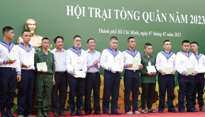 Bí thư Quận ủy quận 3 trao tặng học bổng cho thanh niên trúng tuyển nghĩa vụ quân sự