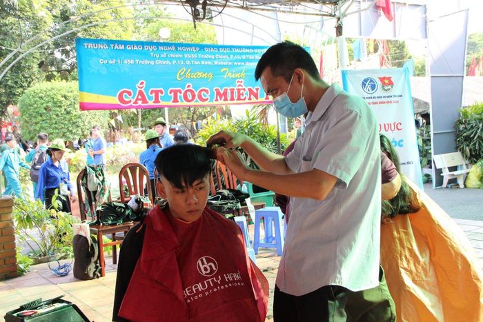 Công dân nhập ngũ được cắt tóc gọn gàng trước lúc lên đường