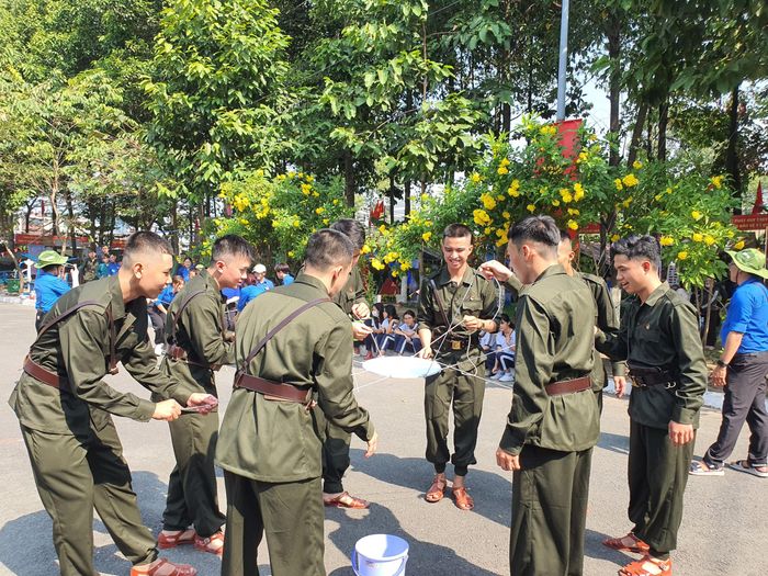 Nhiều trò chơi vui nhộn tại hội trại tòng quân quận 12