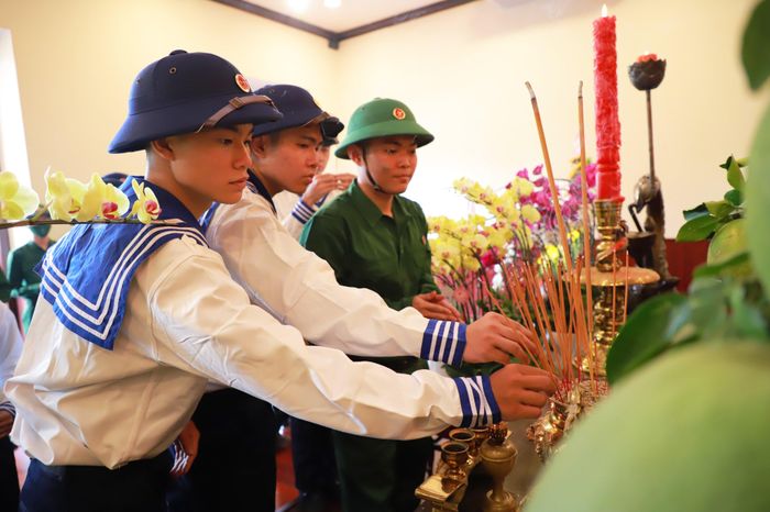 Thanh niên trúng tuyển nghĩa vụ quân sự dâng hương Chủ tịch Hồ Chí Minh
