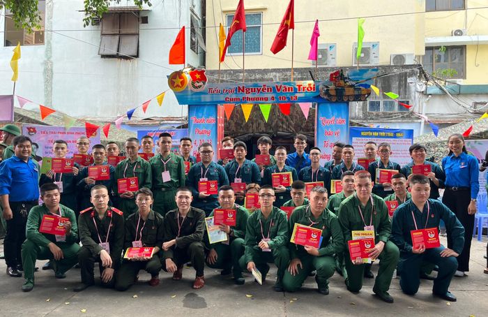 Thanh niên quận Phú Nhuận trúng tuyển nghĩa vụ quân sự tham gia hội trại.