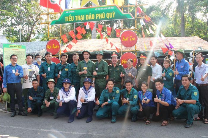 Thiếu tướng Phan Văn Xựng, Chính ủy Bộ Tư lệnh TPHCM chụp ảnh lưu niệm với công dân nhập ngũ tại hội trại