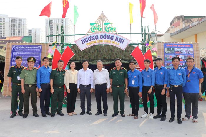 Lãnh đạo quận Bình Tân chụp hình lưu niệm cùng các trại sinh