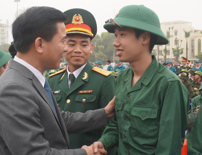  Bí thư Tỉnh ủy Thanh Hóa Đỗ Trọng Hưng động viên, chúc tân binh N.N.T hoàn thành tốt nhiệm vụ 