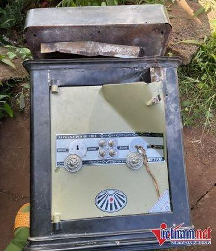 Một trong hàng chục két sắt mà vợ chồng Thông - Hồng đã cạy lấy tiền vàng của người dân