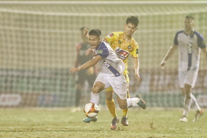 Cả hai đội đều chơi không tốt trên mặt sân xấu