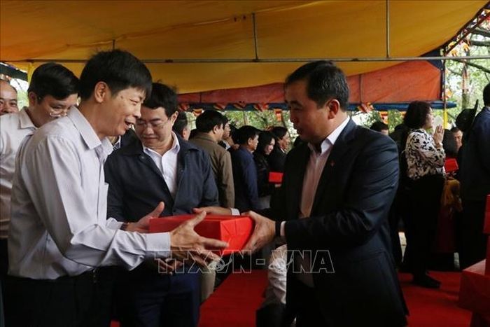 Bí thư Tỉnh ủy Hải Dương Trần Đức Thắng trao ngũ cốc cho đại diện lãnh đạo huyện Thanh Miện.