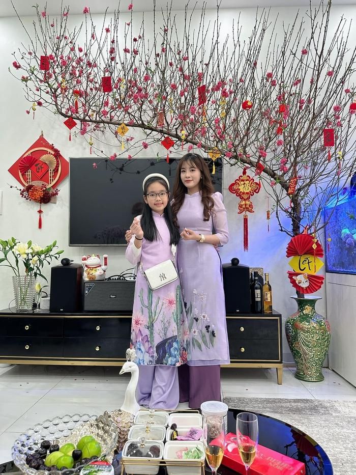 Chị Vân Anh chụp ảnh với con gái mà nhiều người cứ ngỡ 2 chị em.