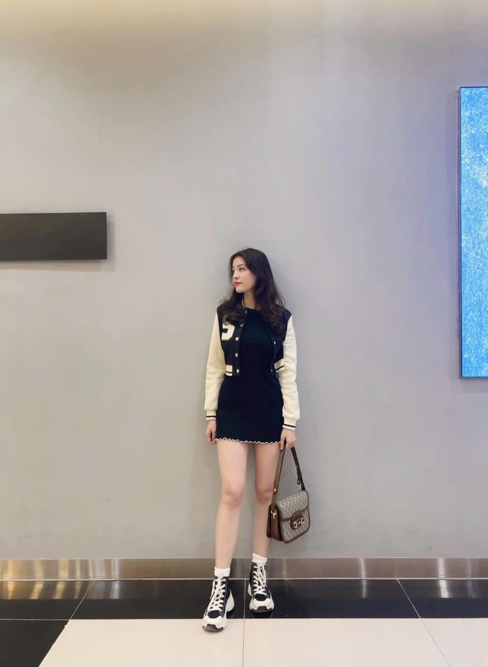 Mẹ trẻ tự tin chọn những trang phục trẻ trung, ôm body.