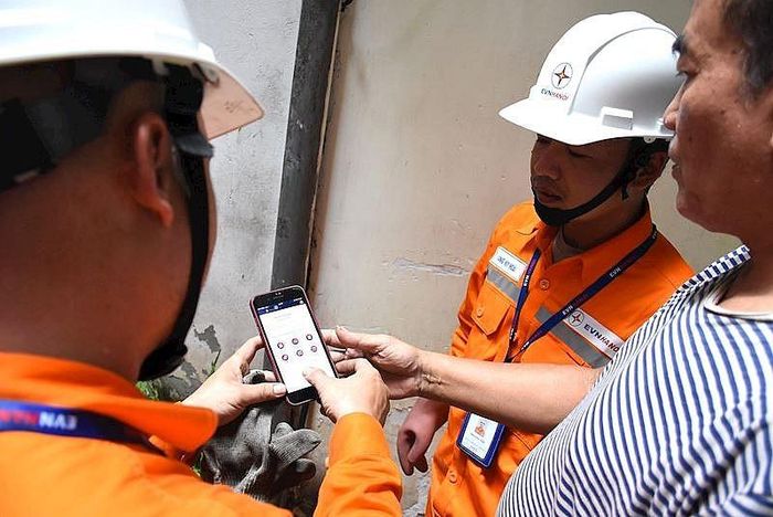  EVNHANOI hướng dẫn khách hàng cách theo dõi lượng điện tiêu thụ qua các ứng dụng của ngành điện Thủ đô