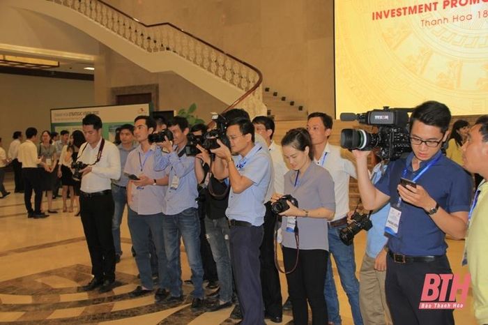 Các phóng viên báo chí tác nghiệp tại sự kiện diễn ra tại tỉnh Thanh Hóa. (Ảnh: Trọng Nam)