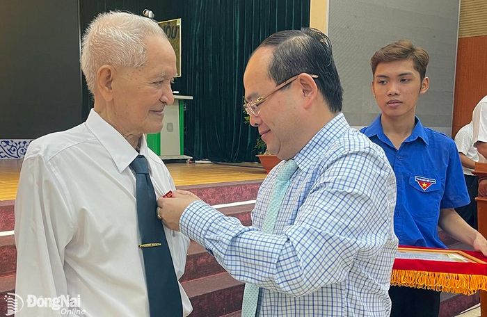 Phó bí thư Tỉnh ủy, Trưởng đoàn Đại biểu Quốc hội tỉnh Quản Minh Cường trao Huy hiệu 65 năm tuổi Đảng cho đảng viên Lê Thành Bá dịp 3-2-2023. Ảnh: P.Hằng