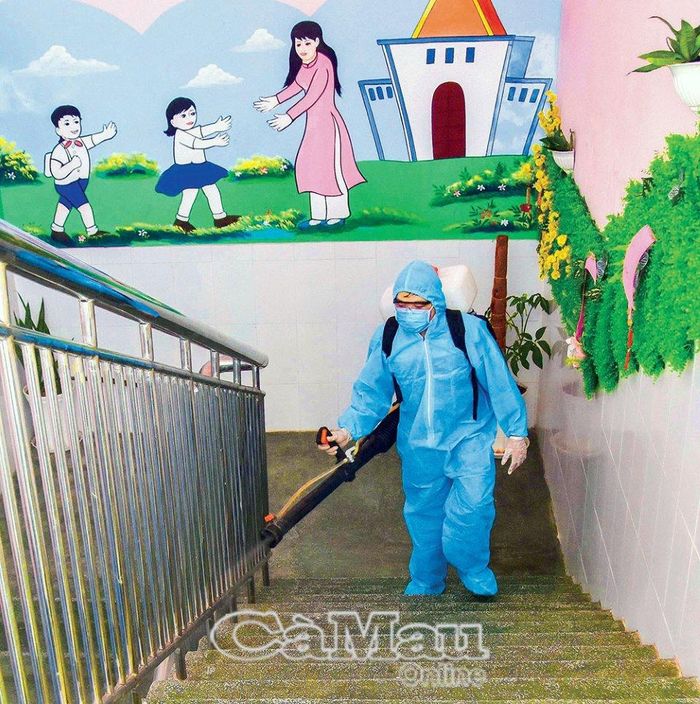 Phun thuốc, khử khuẩn tại các điểm có nguy cơ, trong đó chú trọng các cơ sở giáo dục, nuôi dạy trẻ.