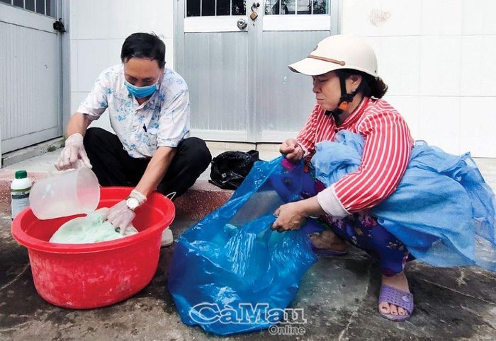 Tẩm mùng phòng bệnh cần được thực hiện thường xuyên. (Ảnh chụp tại thị trấn Năm Căn, huyện Năm Căn).