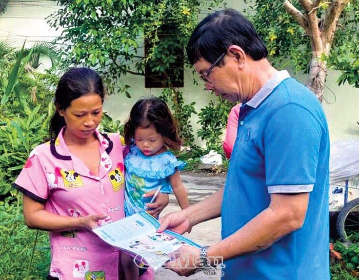 Cộng tác viên y tế tại Phường 1, TP Cà Mau tuyên truyền người dân chủ động phòng bệnh SXH.