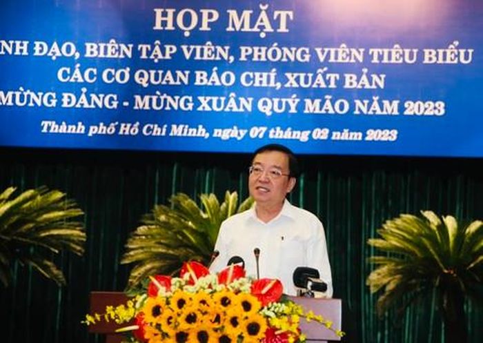 Ông Lê Hồng Sơn- Phó trưởng Ban Thường trực Ban Tuyên giáo Thành ủy TPHCM báo cáo