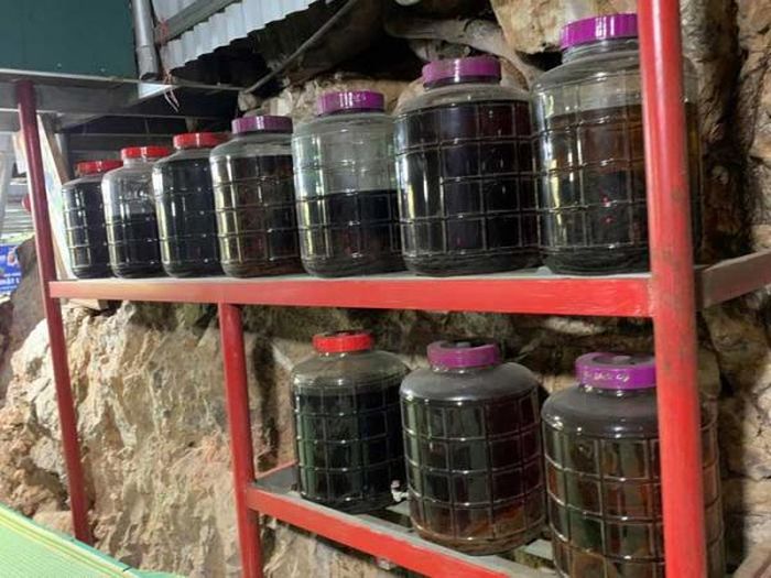 Những bình rượu ngâm không rõ nguồn gốc bán tại lễ hội chùa Hương (Hà Nội).