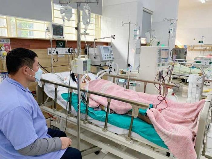 Nhậu liên tục trong những ngày Tết, nam bệnh nhân phải thở máy, lọc máu do uống rượu rởm.